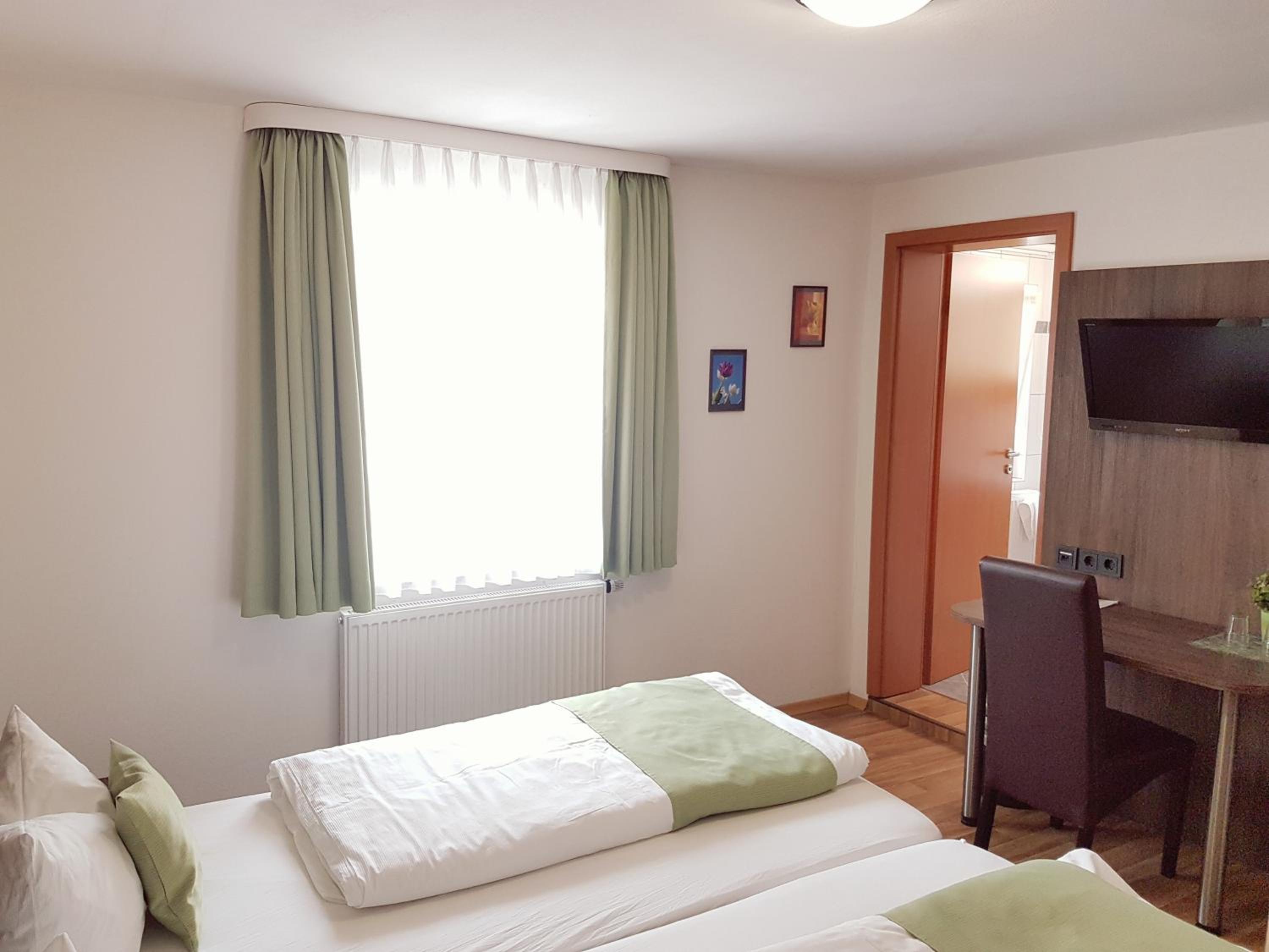 Фото Hotel Garni Goldene Traube