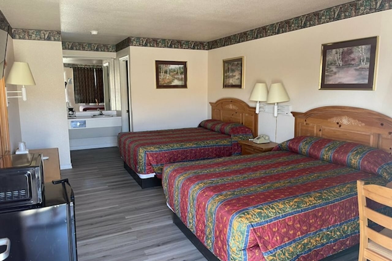 Фото Lakeside Inn & Suites