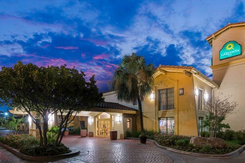 Внешний вид отеля La Quinta Inn by Wyndham San Antonio Market Square в Сан-Антонио, фото 1
