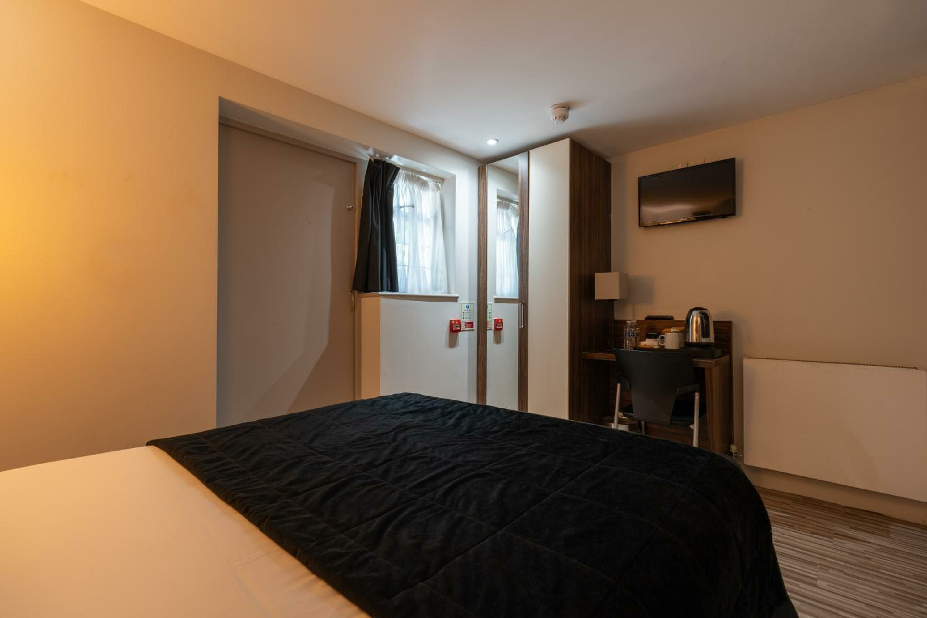 Фото Simply Rooms & Suites