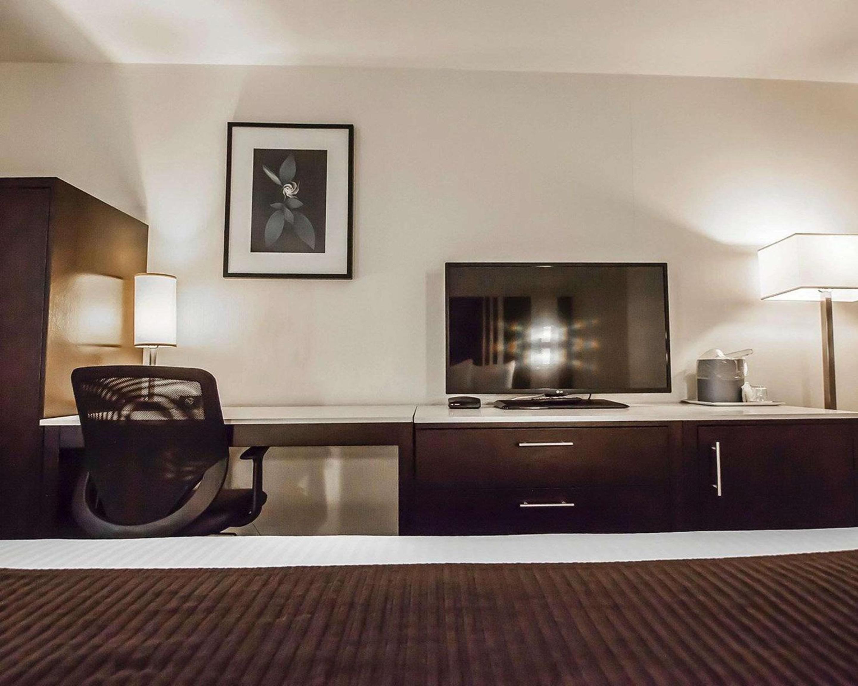 Фото Comfort Hotel Vancouver Airport