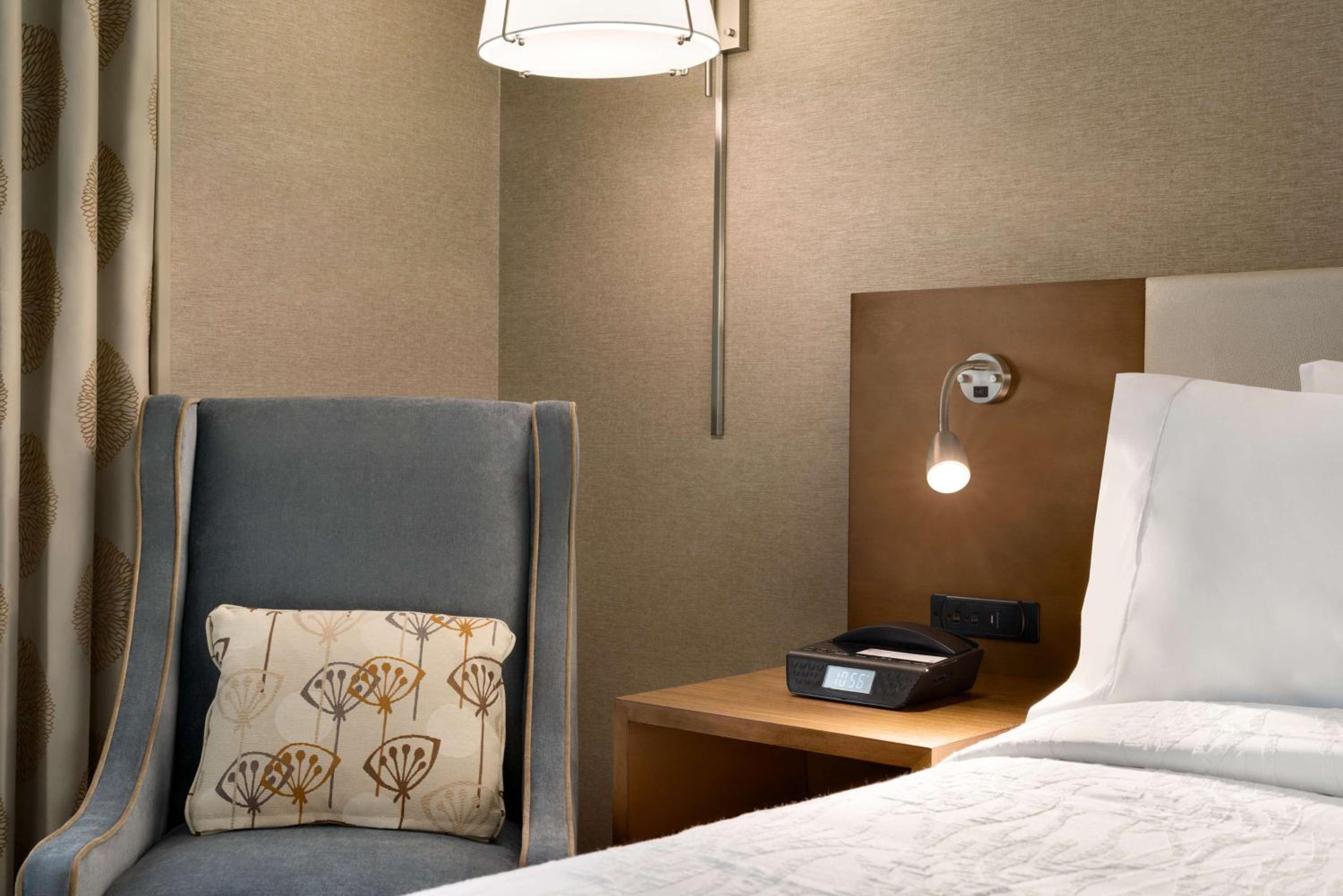 Фото Hilton Garden Inn New York Times Square South