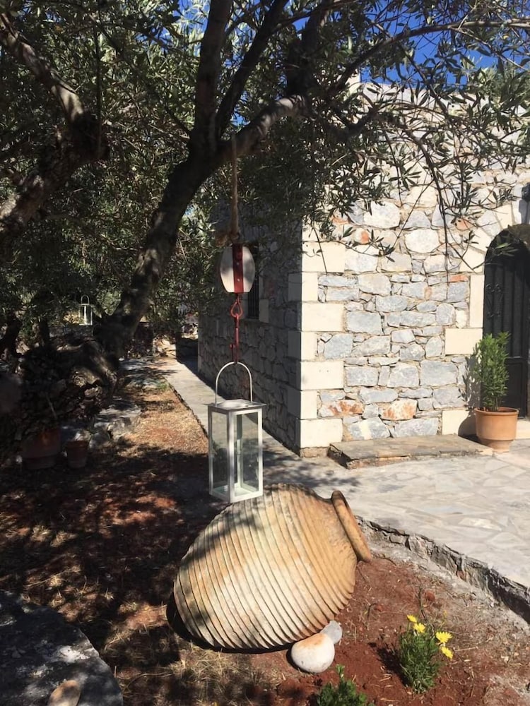 Фото Charouda Stone Tower