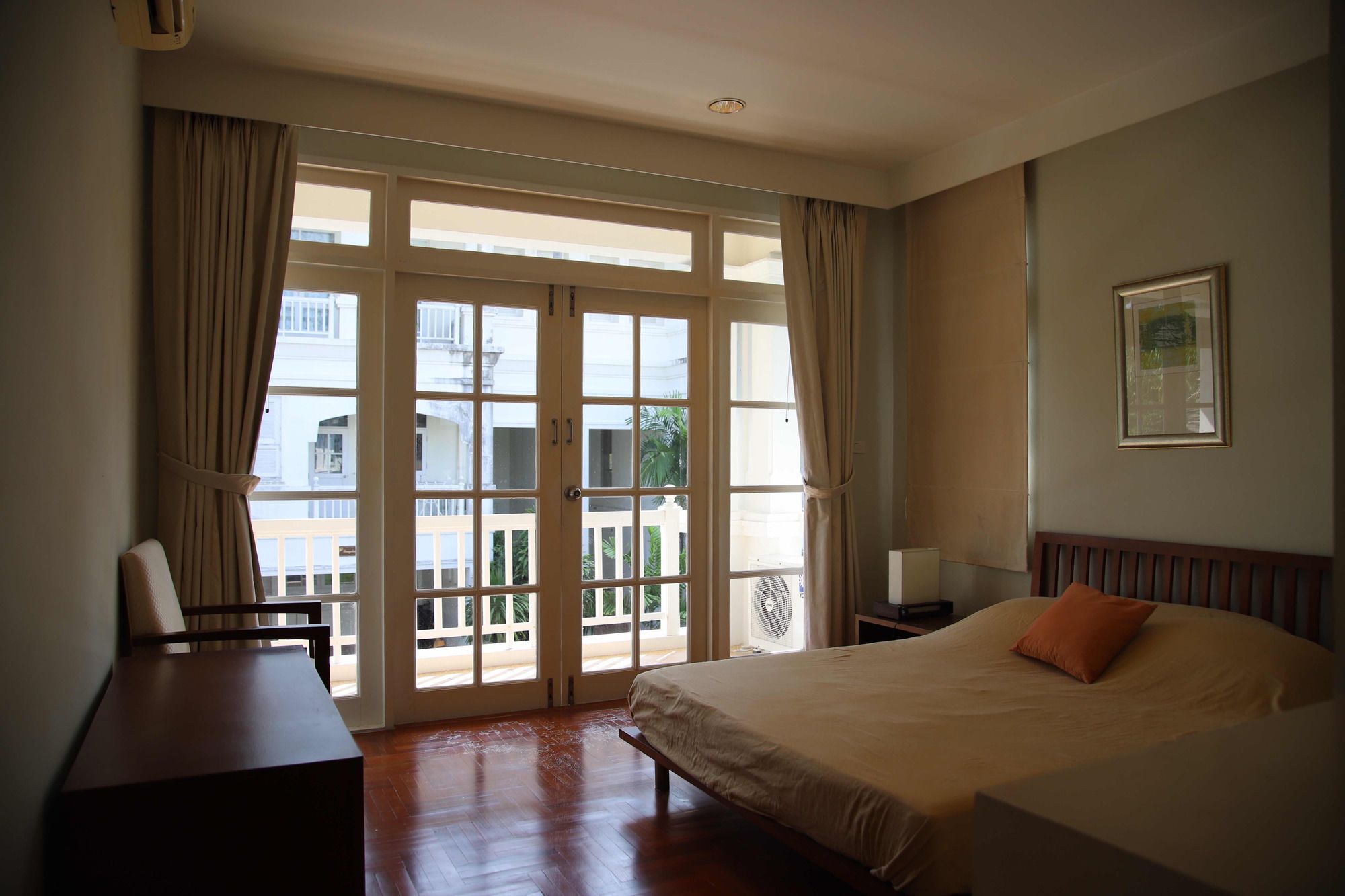 Фото Baan Dhewaran Beachfront Villa