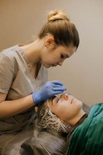 Ақша үшін киімін шешіп алды