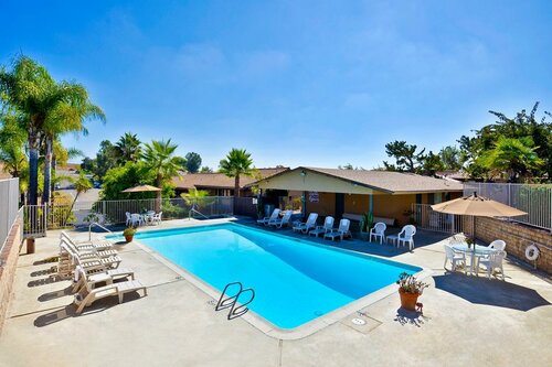 Гостиница Rodeway Inn Fallbrook Downtown