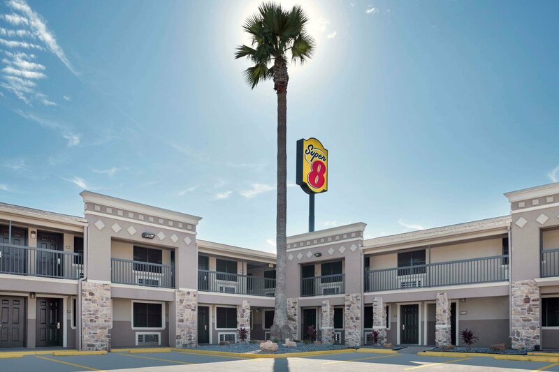 Гостиница Super 8 Wyndham McAllen Downtown- City Center-Plaza Mall-Airport