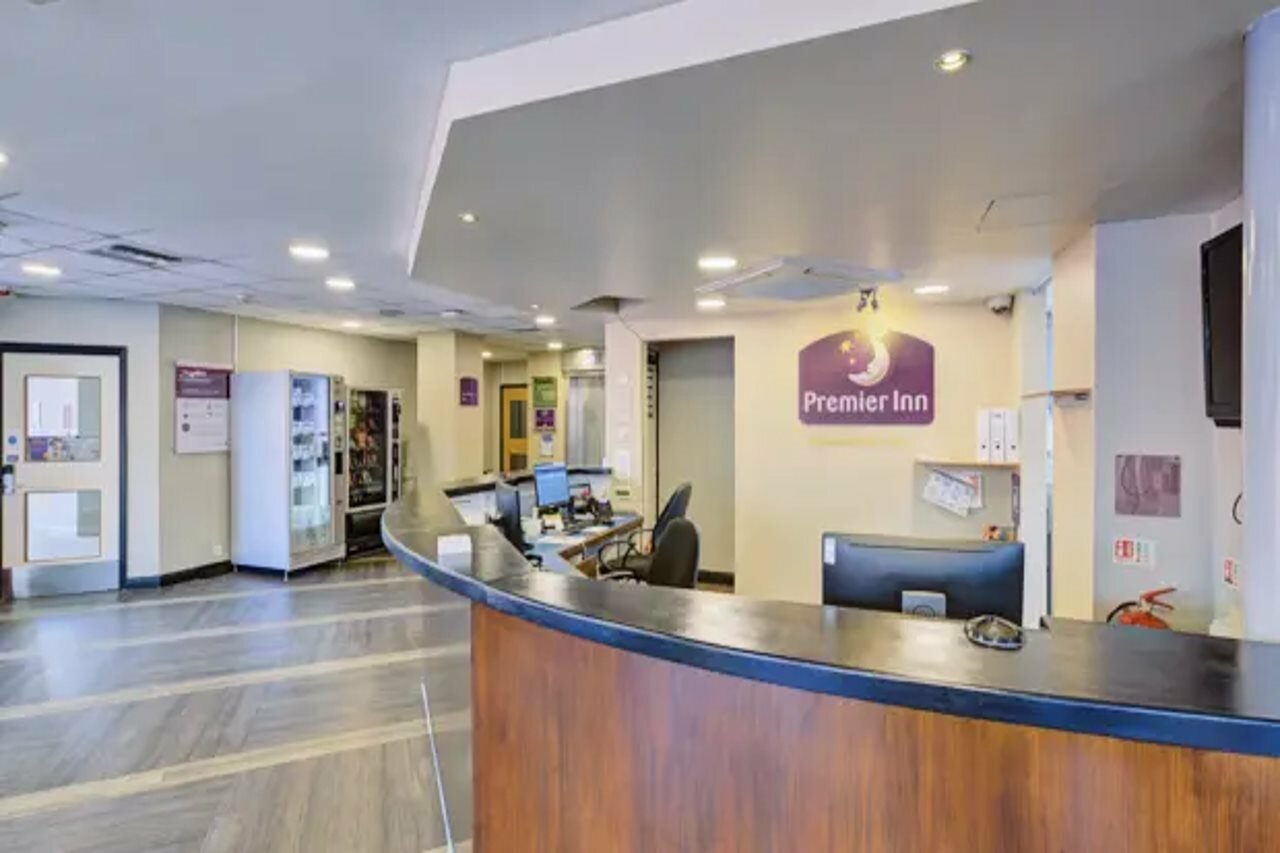 Фото Premier Inn London Putney Bridge