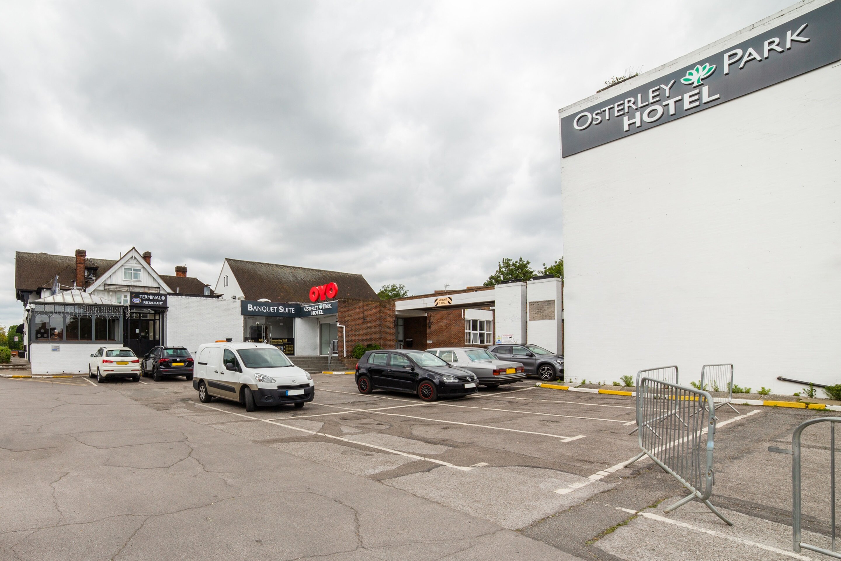 Фото Oyo Osterley Park