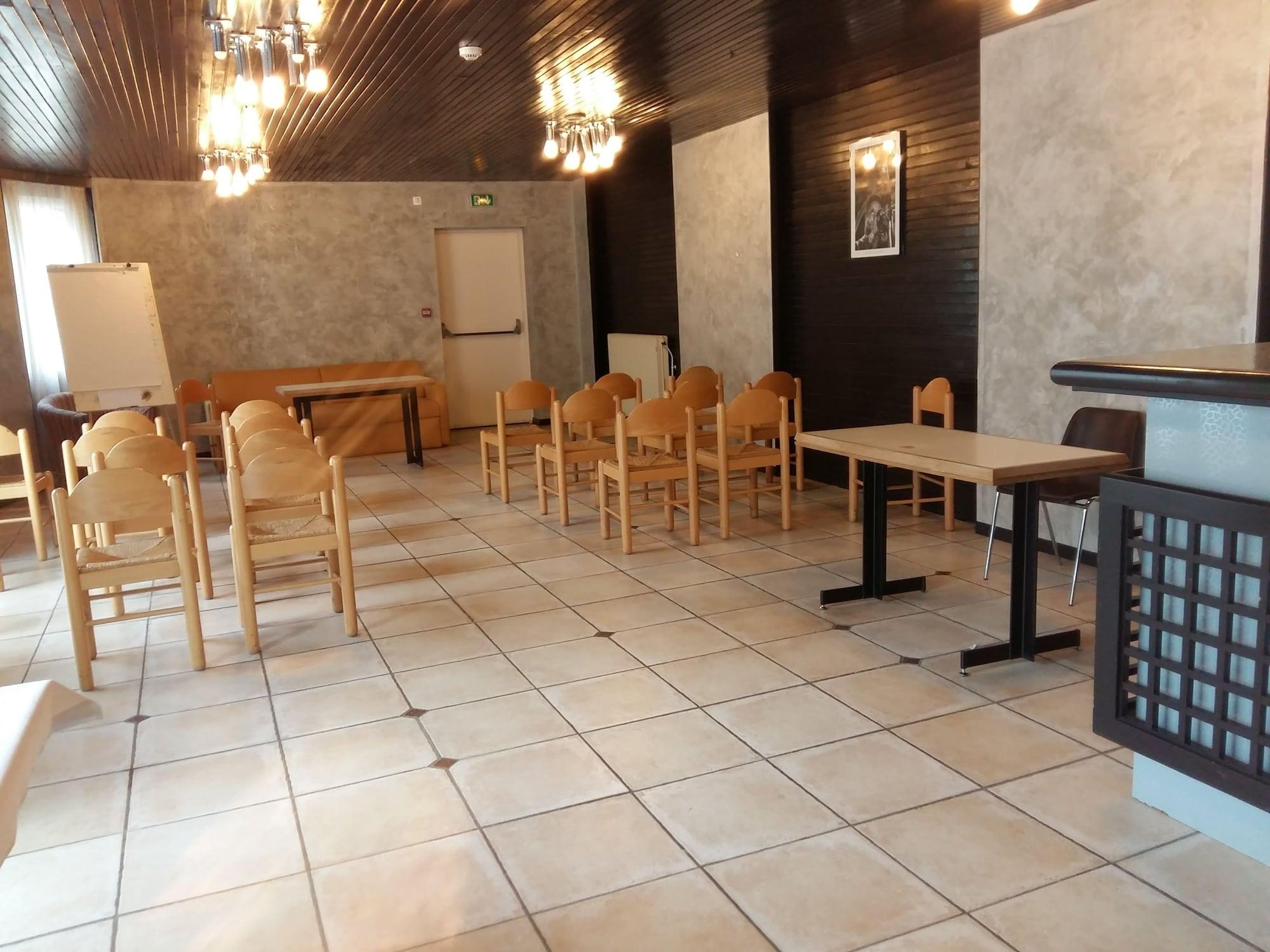 Фото Logis Hôtel Les Pages