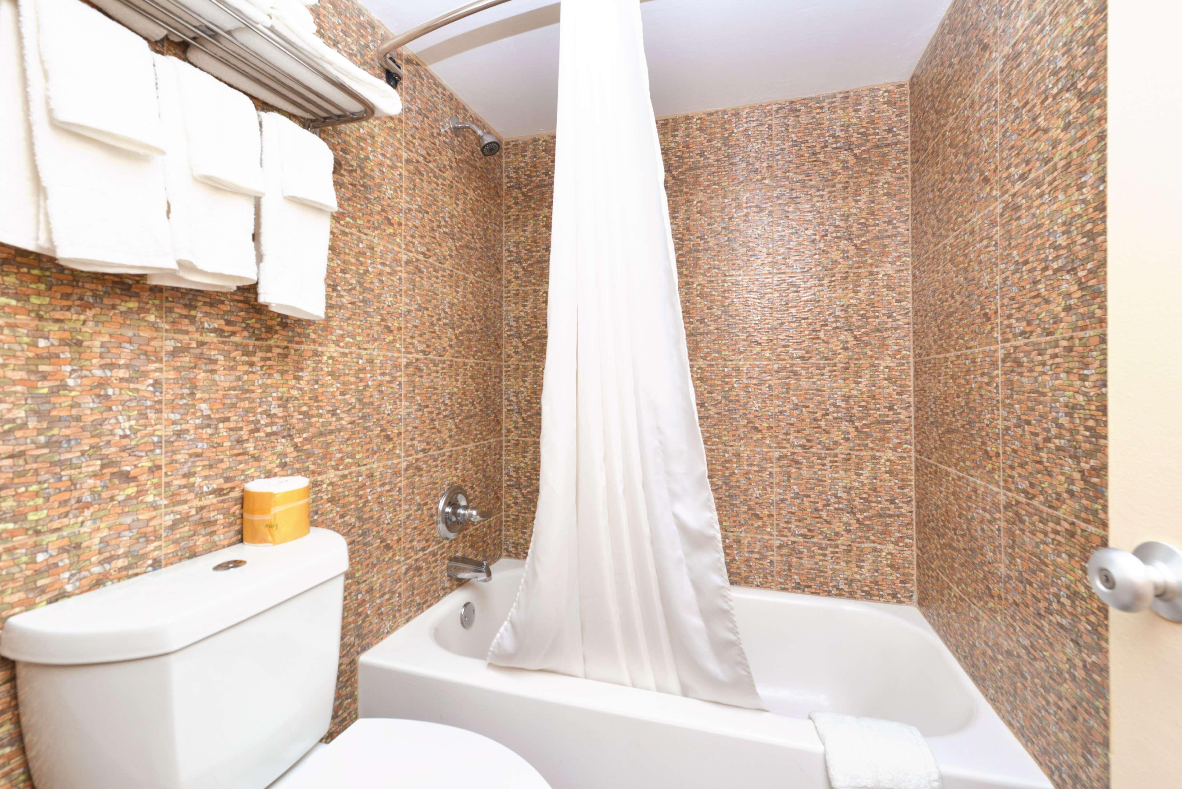 Фото Americas Best Value Inn Smithtown Long Island