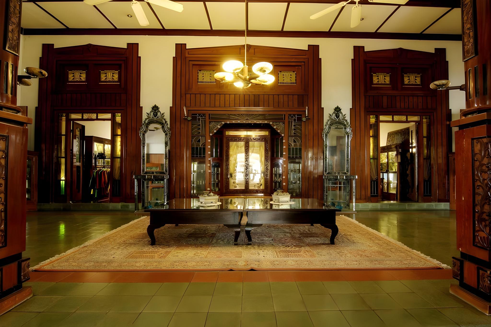 Фото Roemahkoe Heritage Hotel