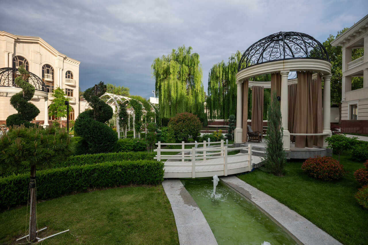 Фото Zarafshon Parkside Hotel