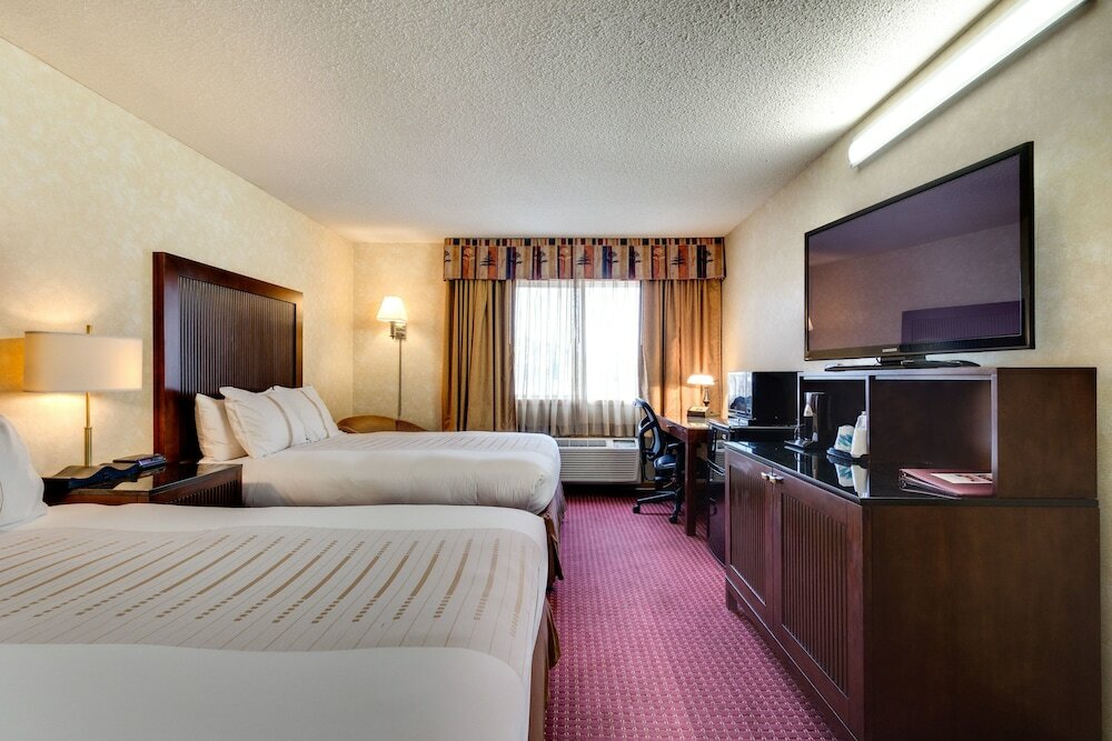 Фото Fireside Inn & Suites