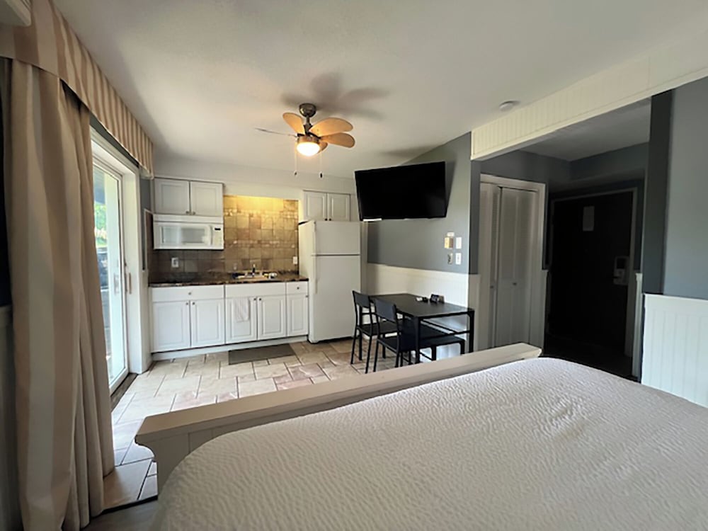 Фото Travelodge by Wyndham Traverse City Mi