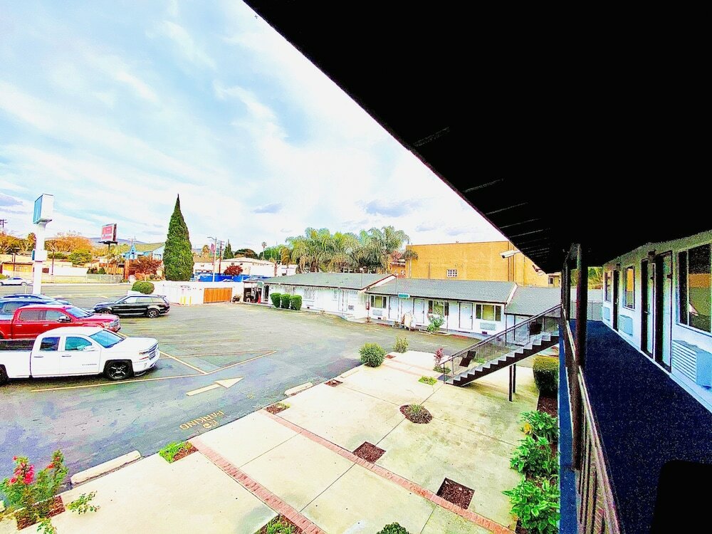 Фото Casa Blanca Inn & Suites