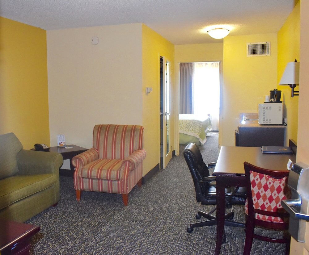 Фото Days Inn & Suites by Wyndham Tucker/Northlake