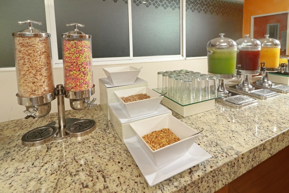 Фото Wyndham Garden Guadalajara Acueducto