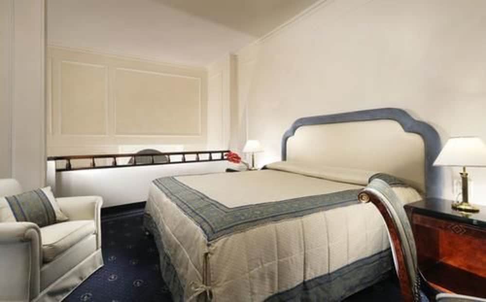 Фото Hotel De La Ville