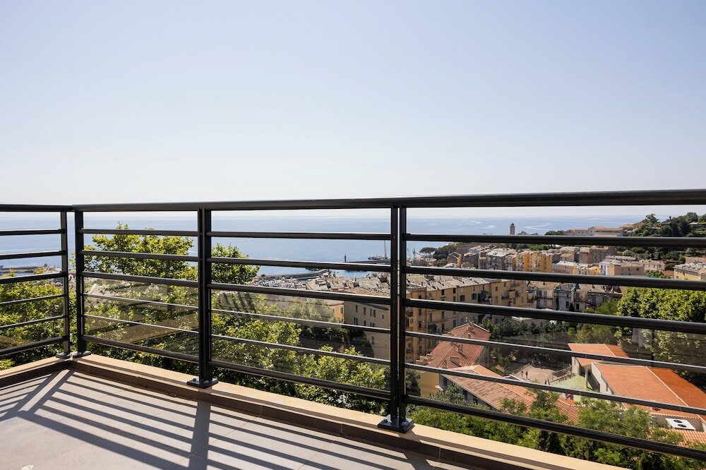 Фото Adonis Le Bastia