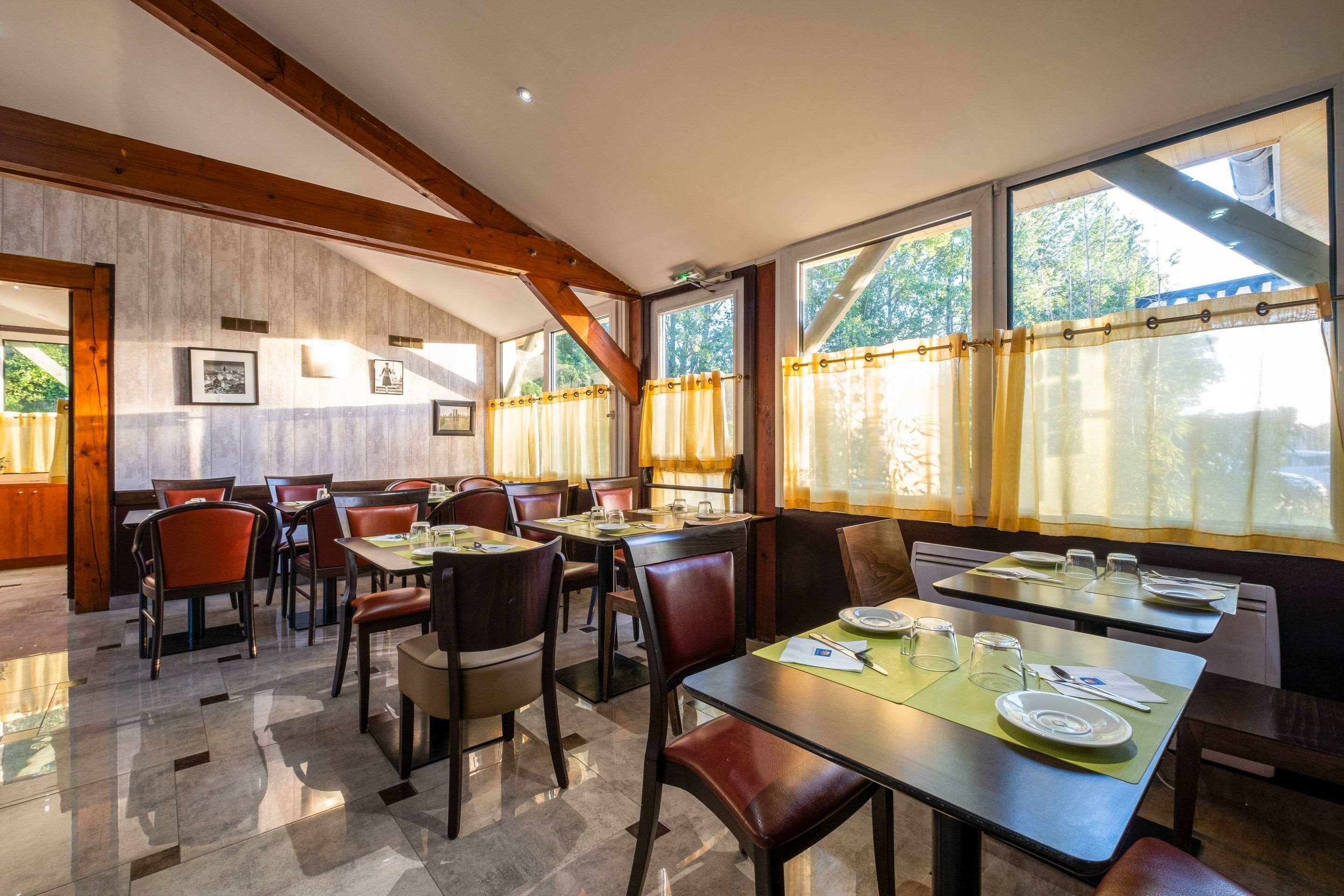 Фото Sky Hotel Goussainville