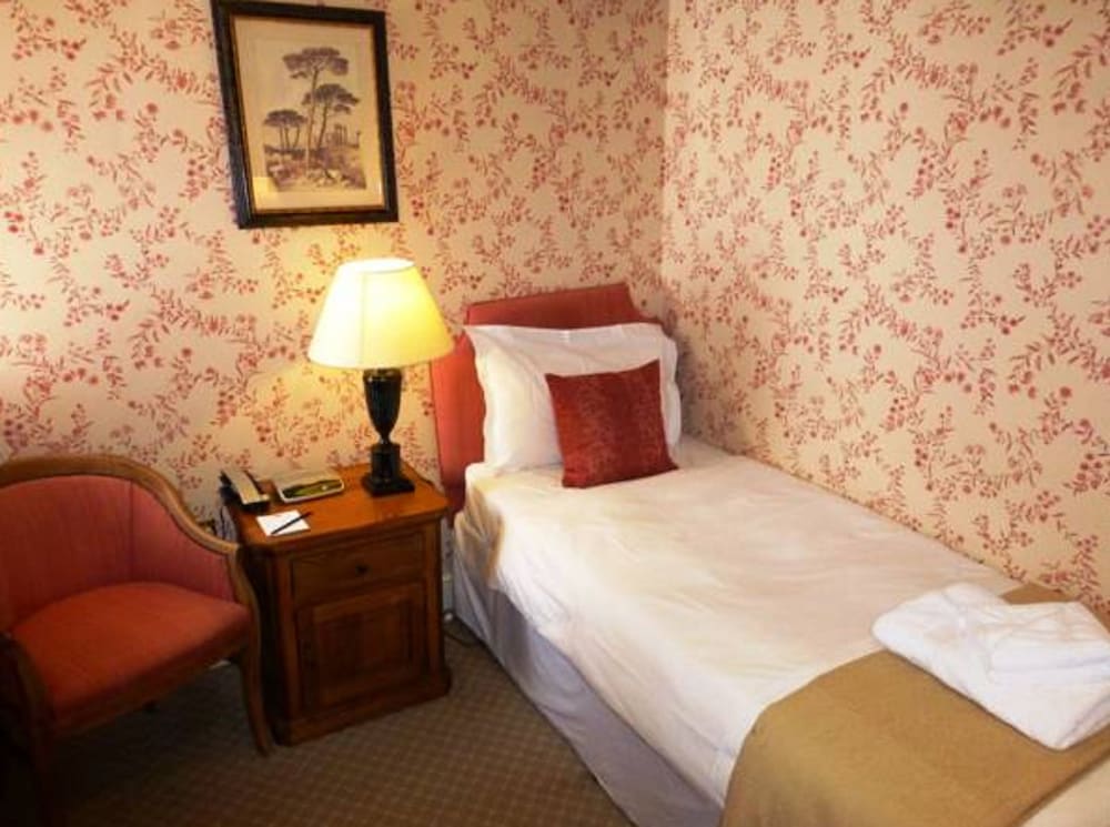 Фото The Bear Hotel