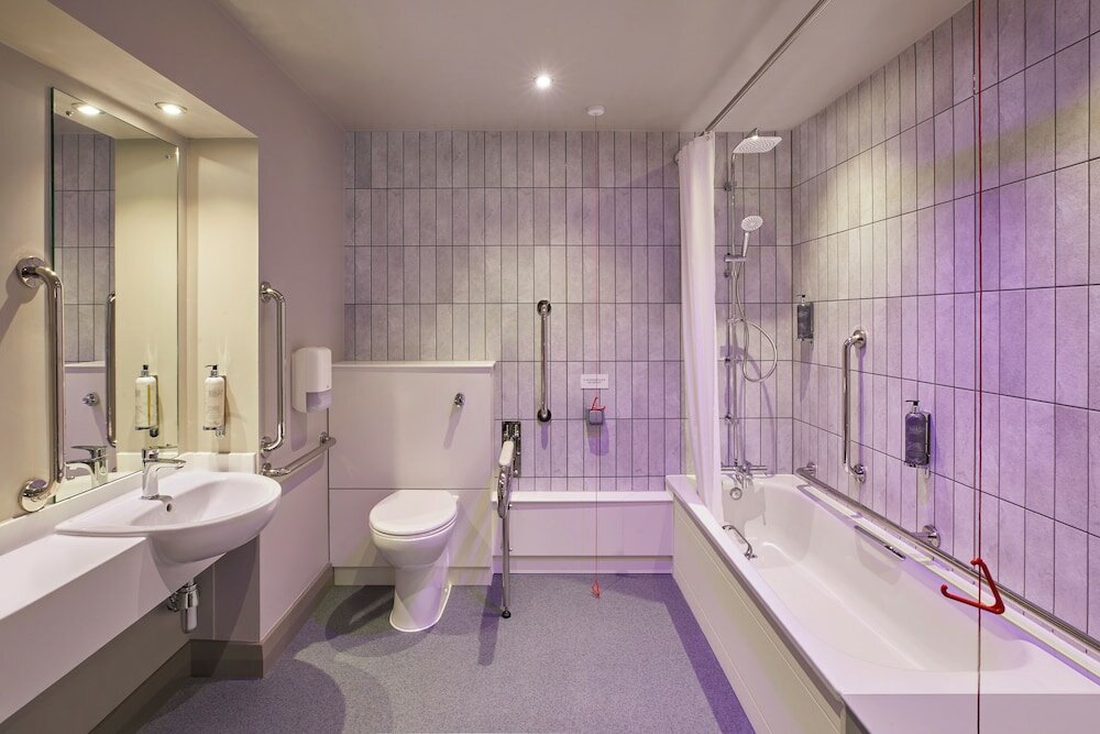 Фото Premier Inn London Ealing