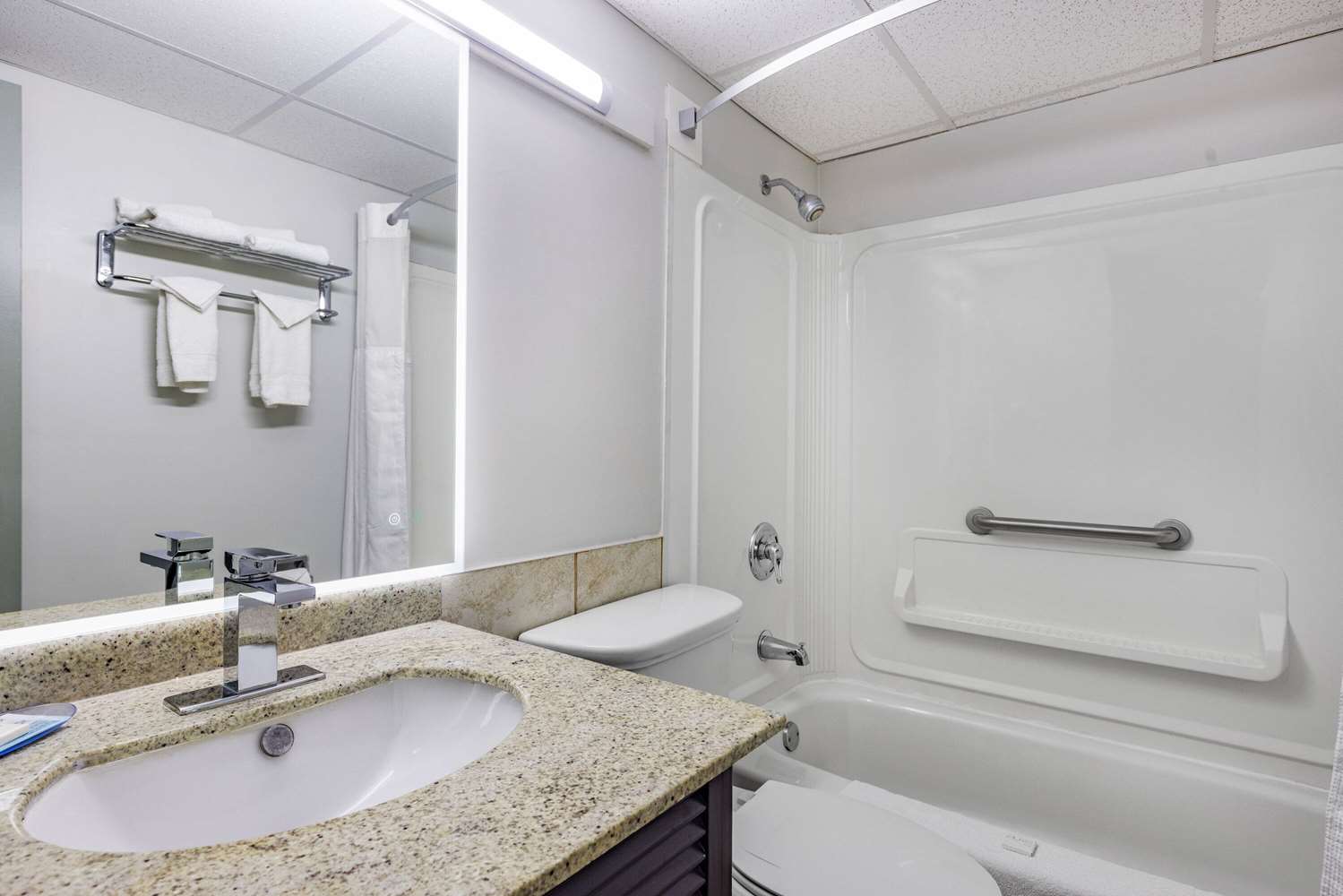 Фото Travelodge by Wyndham Miramichi New Brunswick