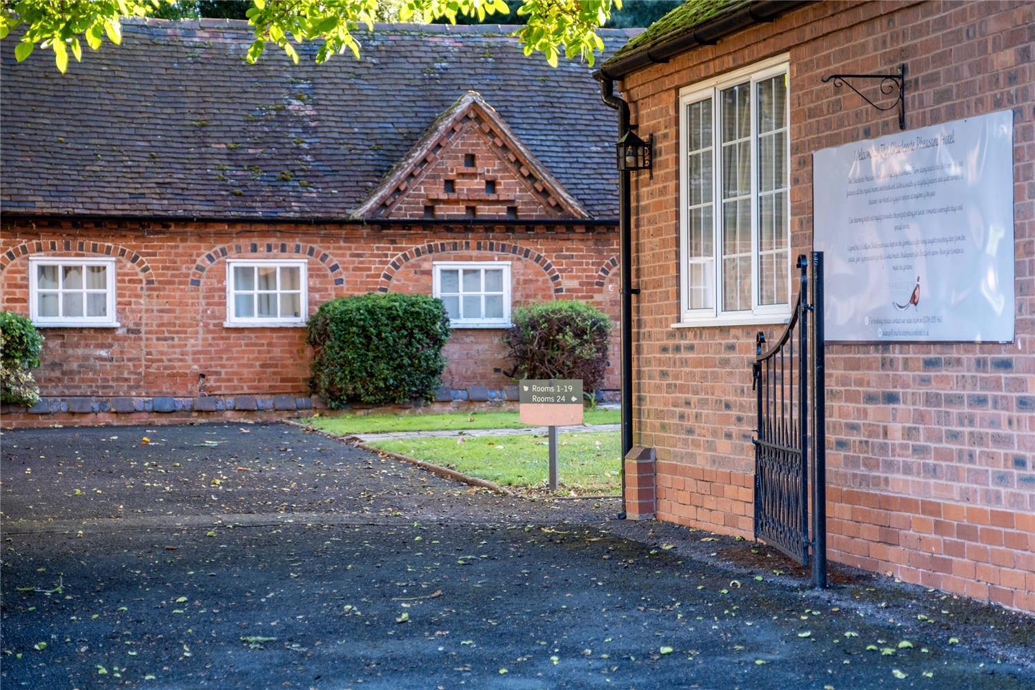 Фото The Charlecote Pheasant Hotel