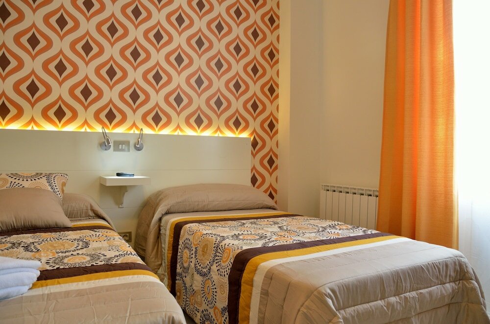 Фото Far Home Plaza Mayor Hostel