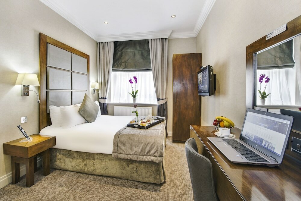 Фото Langham Court Hotel