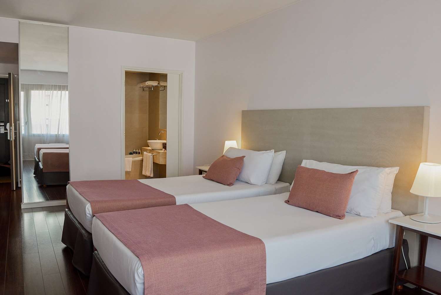 Фото Dazzler by Wyndham Buenos Aires Recoleta