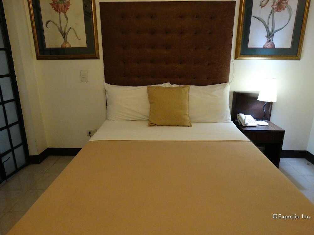 Фото Silver Oaks Suites & Hotel