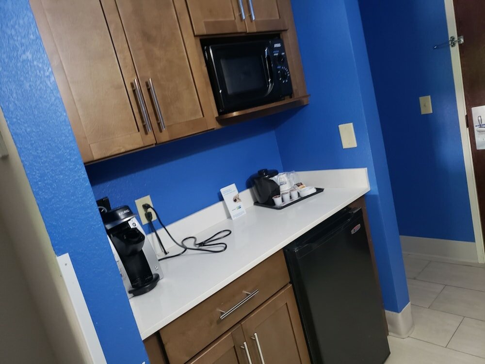 Фото Holiday Inn Express & Suites Raleigh Ne - Medical Ctr Area, an Ihg Hotel