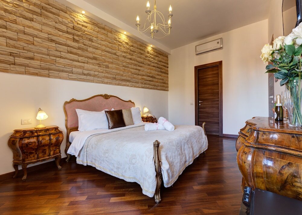 Фото Little Rhome Suites