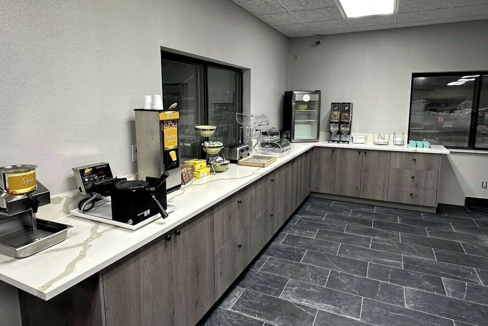 Фото Quality Suites Near West Acres