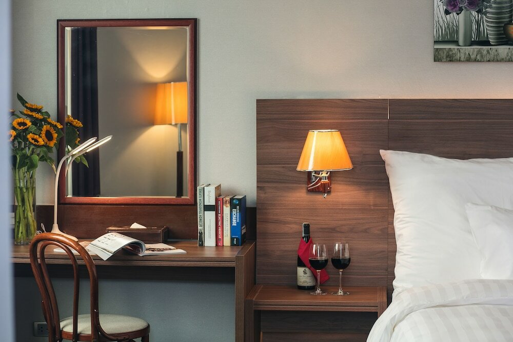 Фото Lake Side Hotel