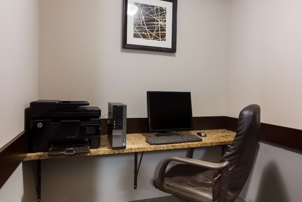 Фото Best Western Crossroads Inn