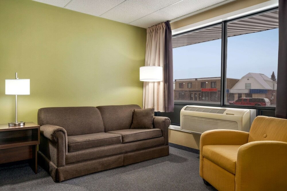 Фото Super 8 by Wyndham Hearst On