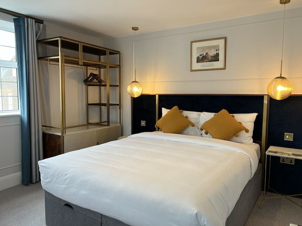 Фото Three Falcons Hotel