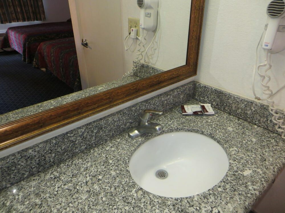 Фото Riverside Inn & Suites