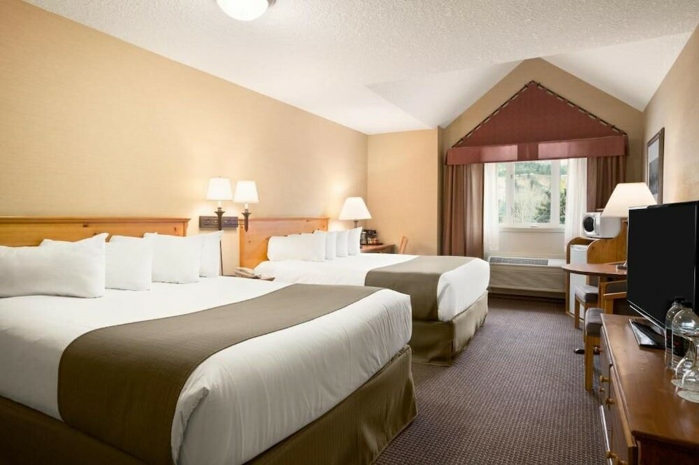 Фото Canmore Inn & Suites
