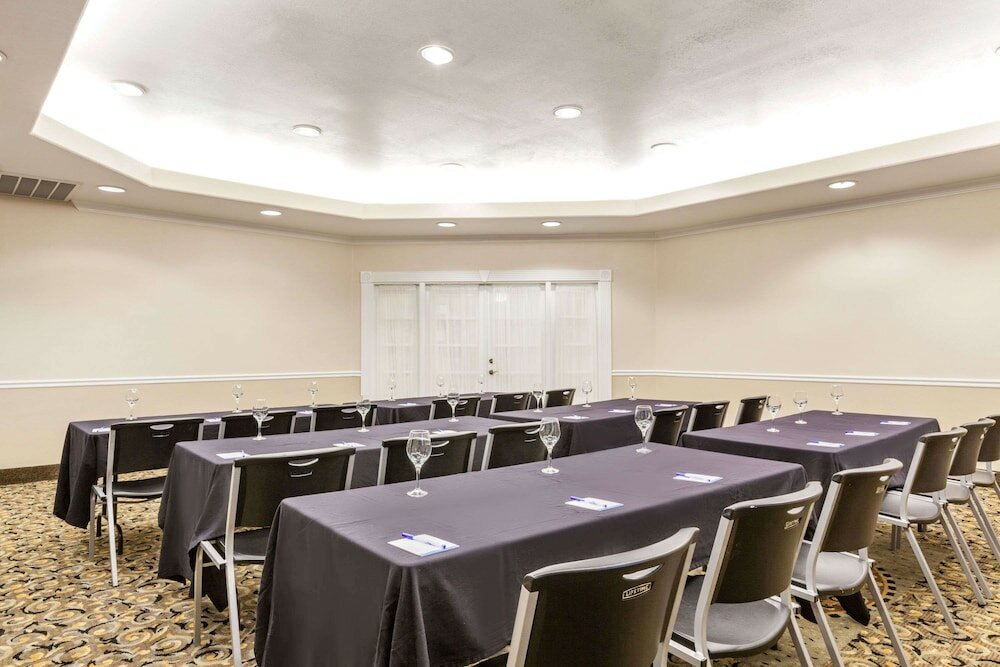 Фото Baymont by Wyndham Galveston