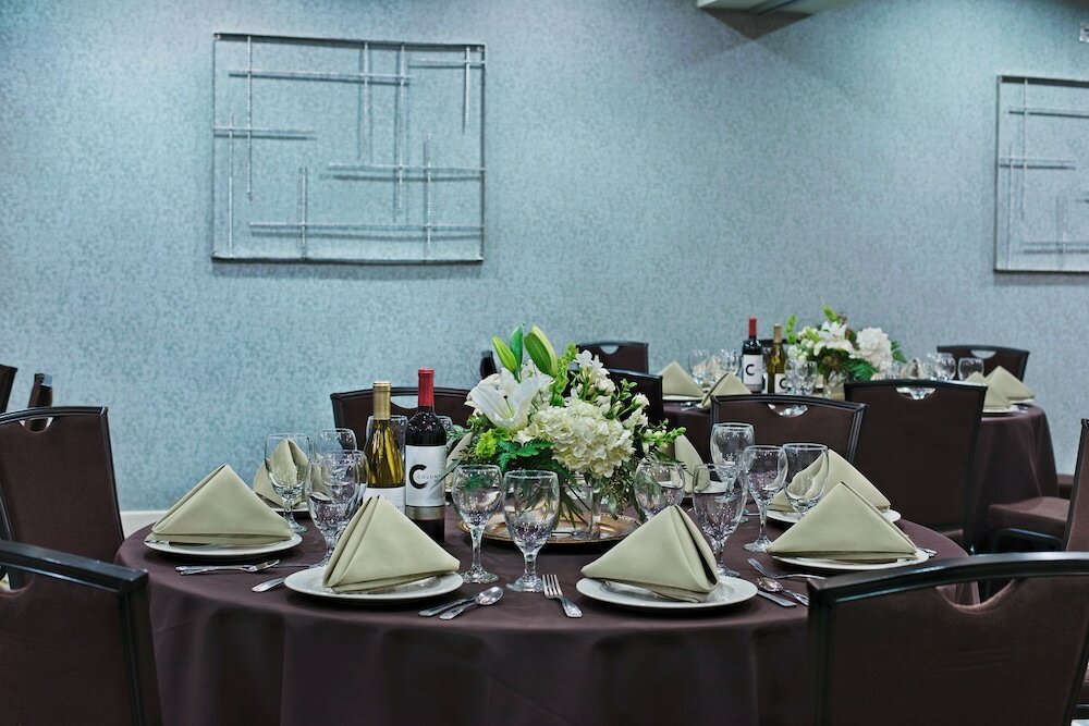 Фото Oxford Suites Silverdale