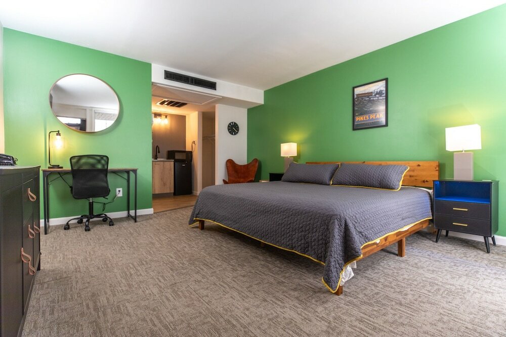 Фото Travelers Uptown Motel