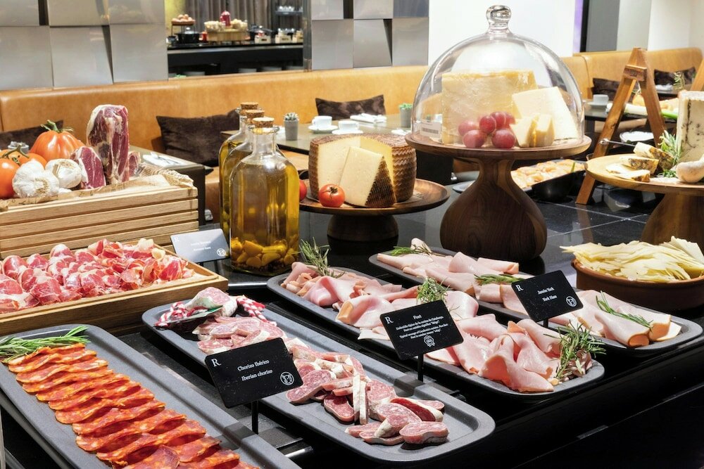 Фото Renaissance Barcelona Hotel