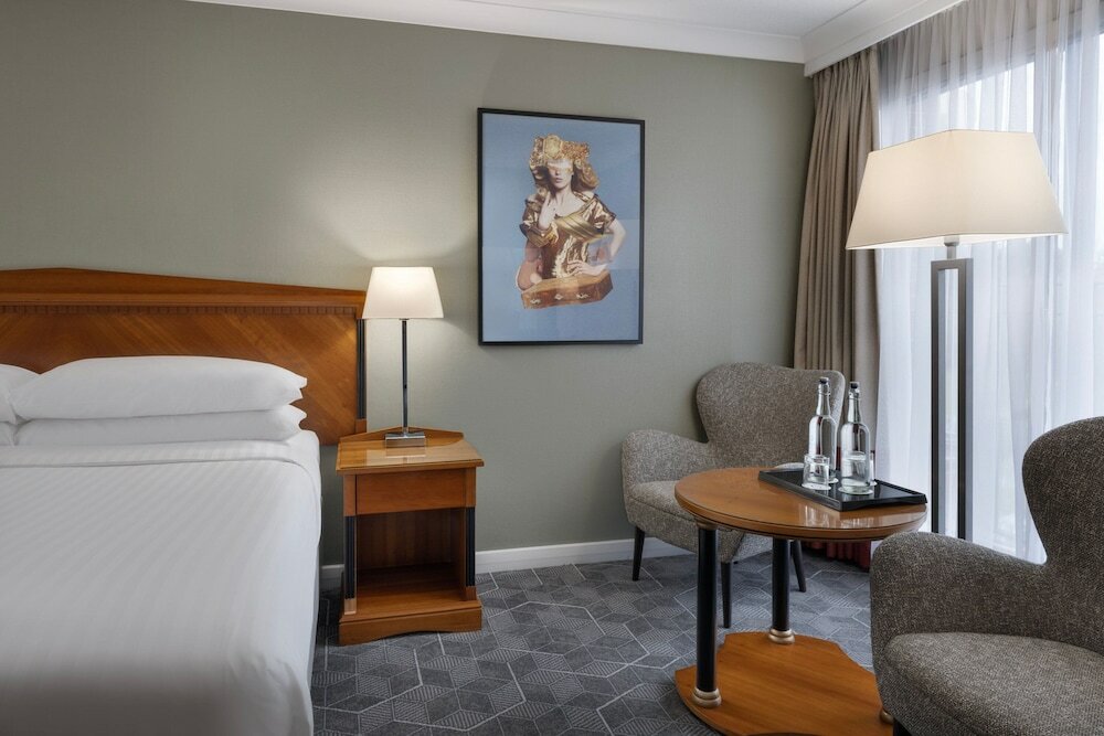 Фото Delta Hotels by Marriott Heathrow Windsor