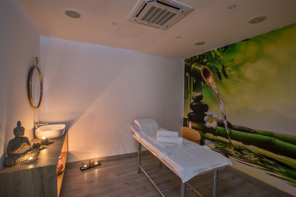 Фото Bohemian Gardens Hotel