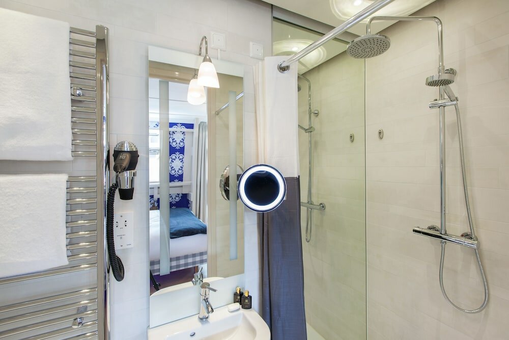 Фото The Amsterdam Canal Hotel