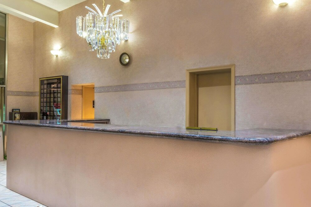 Фото Howard Johnson by Wyndham Phoenix Airport/Downtown Area